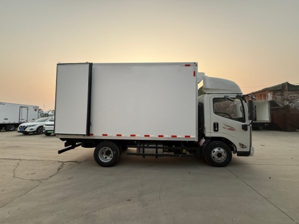 江铃凯运4米2鲜活海鲜水产运输车右侧视图