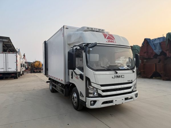 江铃凯运4米2鲜活海鲜水产运输车右前45度视图