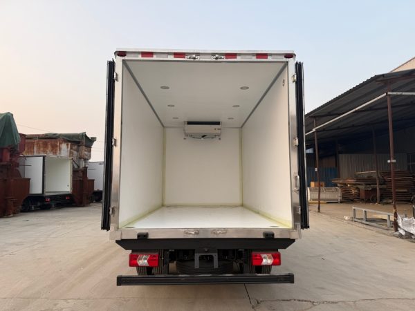 江铃凯运4米2鲜活海鲜水产运输车后视图