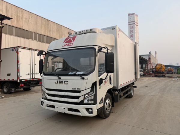 江铃凯运4米2鲜活海鲜水产运输车左前45度视图